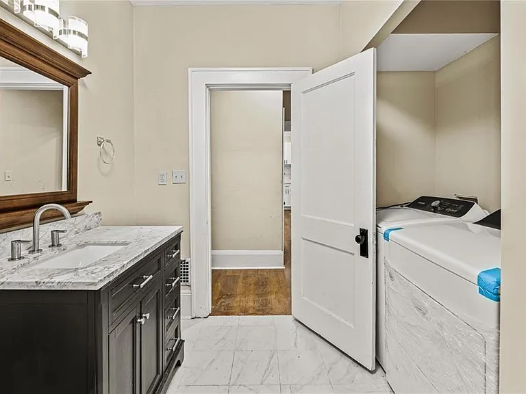 S Elizabeth Pl NW — Photo 13