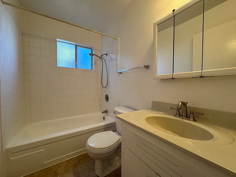 1820 Santa Clara Ave #102 — Photo 8