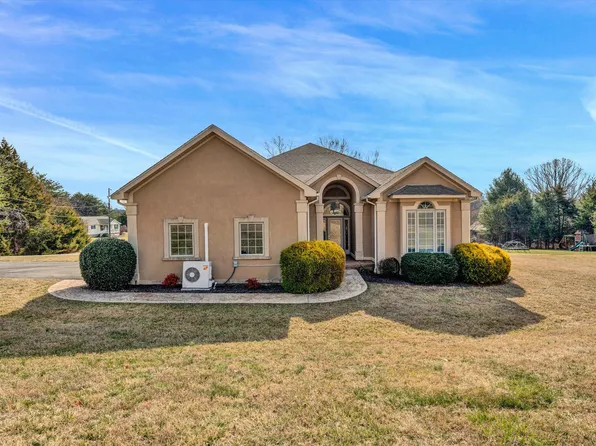 20 Stripers Landing Rd, Moneta, VA 24121