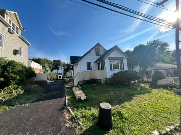 32 Jane St, Roslyn Heights, NY 11577