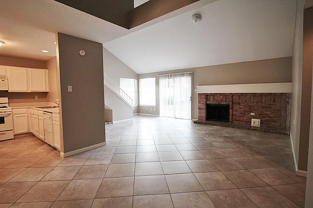 4 bed, 2.0 bath, 2004 sqft, $1,950 — Photo 2