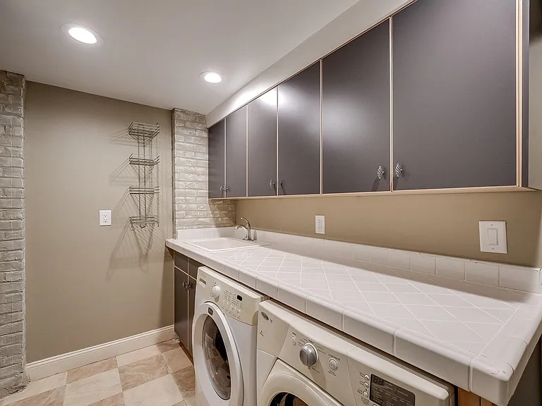 880 Summit Ave #2 — Photo 17