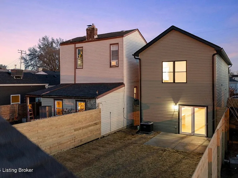 923 E Oak St — Photo 4