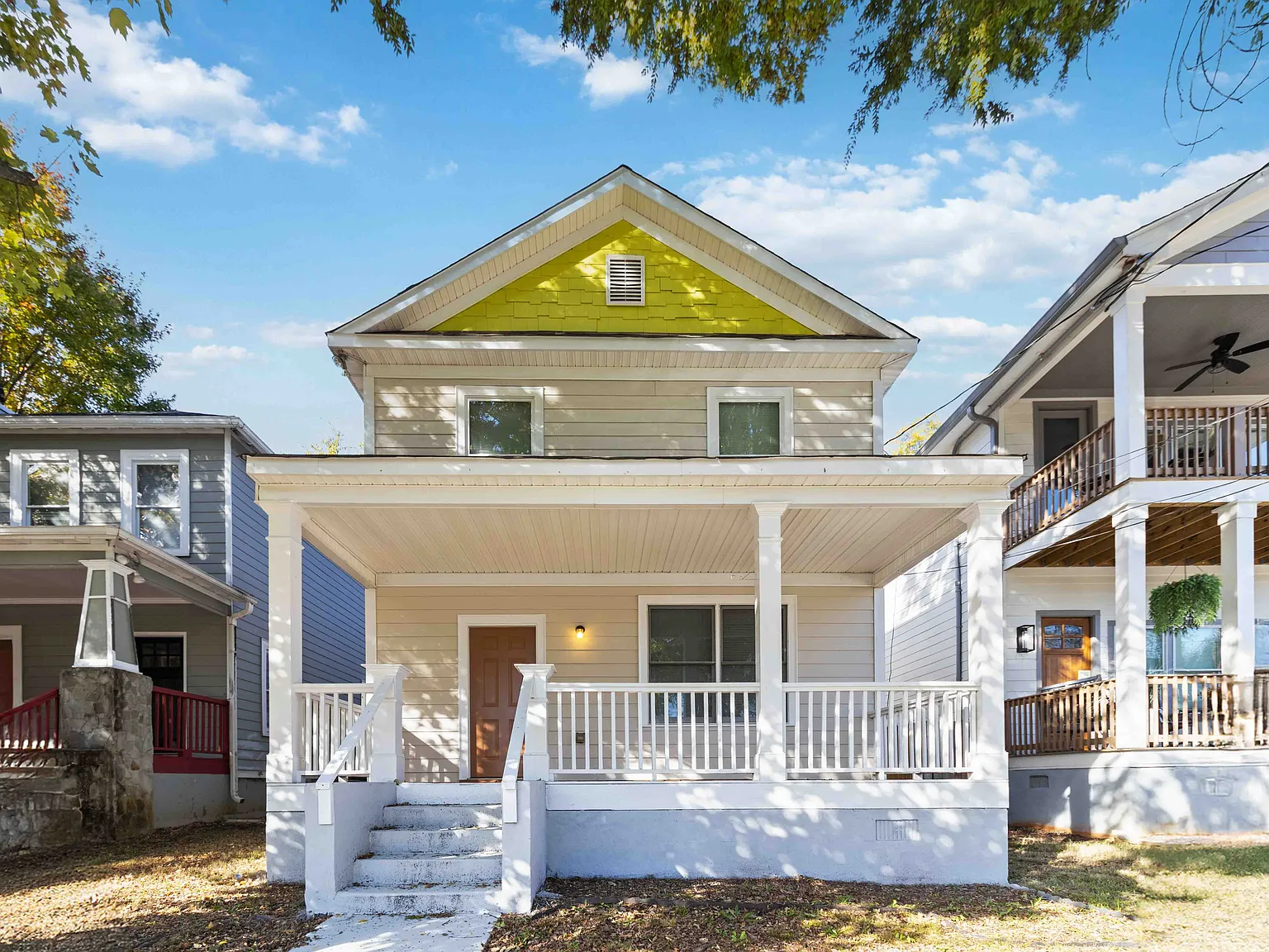 3 Bed 2.5 Bath Urban Oasis Near Downtown Atlanta w/ a Fenced and Spacious Backyard — Photo 2