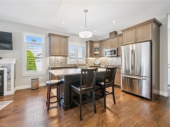 4th image of 418 Nelson St W #13