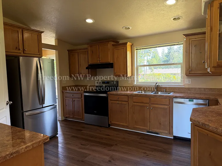 1411 SE Fireweed Rd — Photo 4