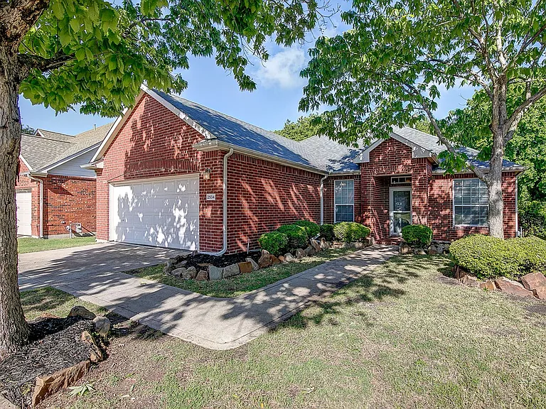 2504 Cypress Point Dr — Photo 1