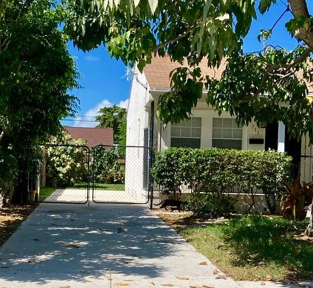 Private driveway, 2-3 vehicles