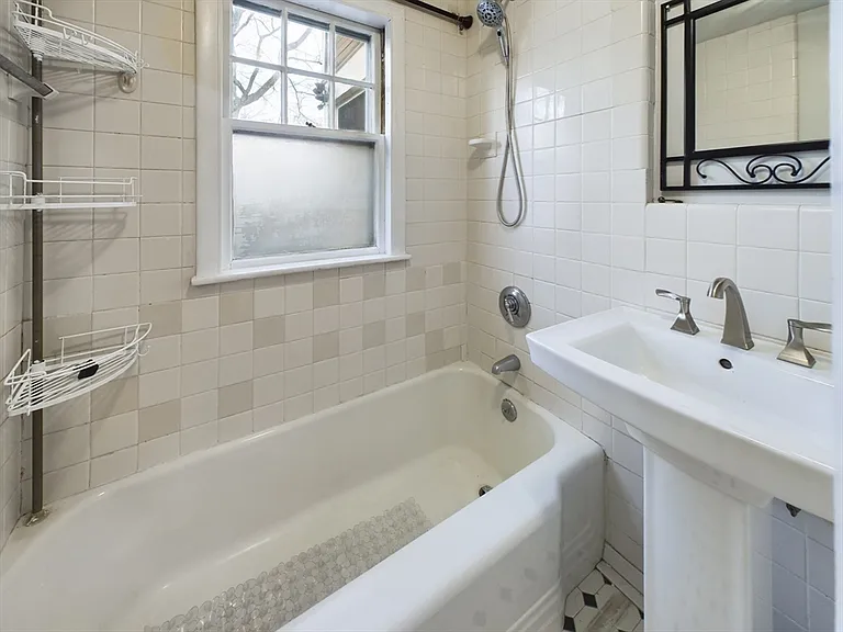 25 Rowe St #1 — Photo 10