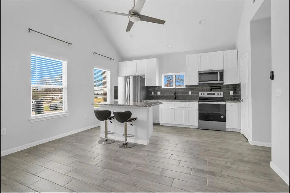 3 bed, 2.0 bath, $1,350 — Photo 3