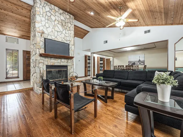 2515 Edgewater Dr, Niceville, FL 32578