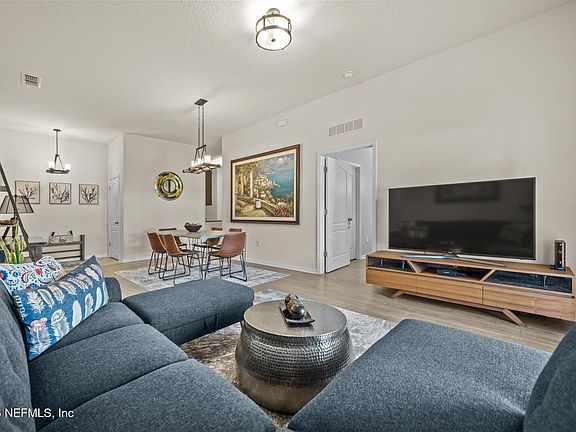4th image of 131 BURNETT Court #101