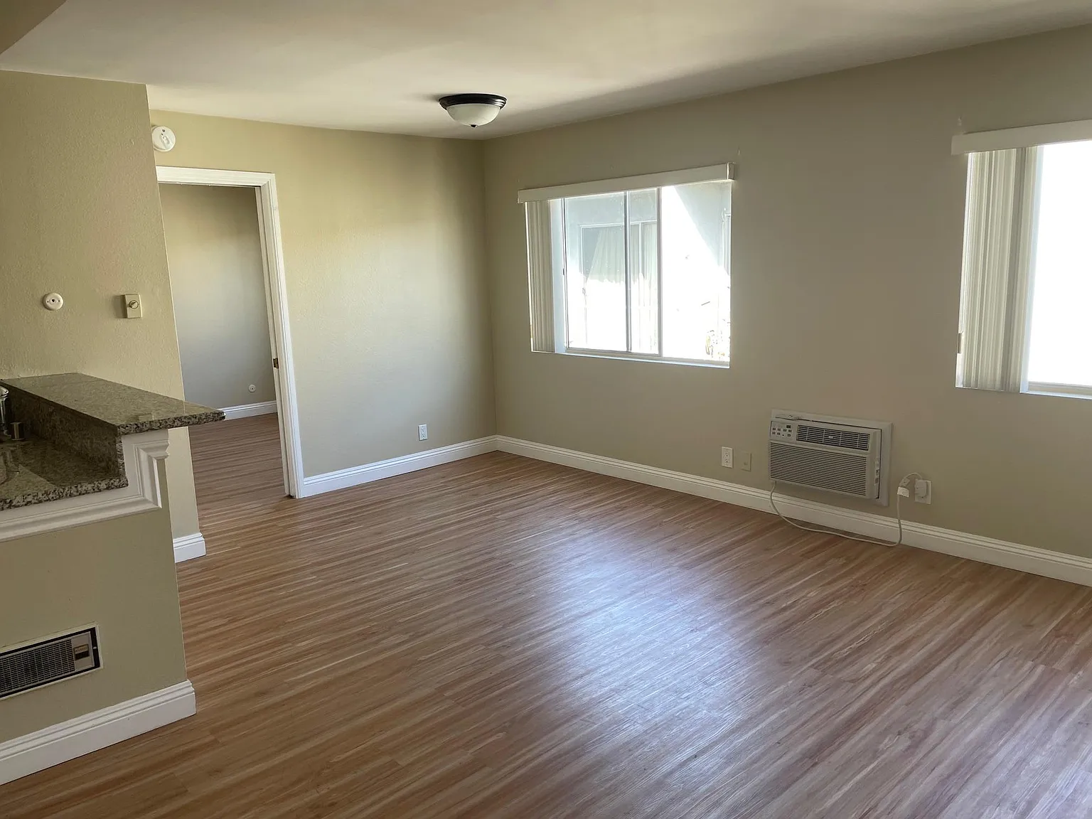 220 S La Fayette Park Pl — Photo 2