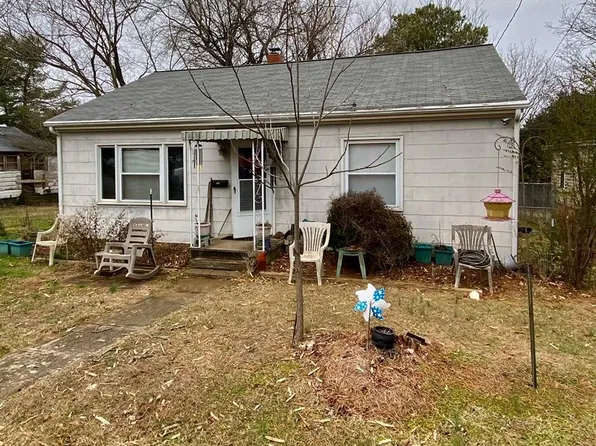 206 Virginia Ave, Chase City, VA 23924