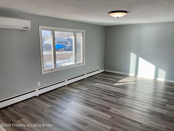 4th image of 667 2nd Ave SE