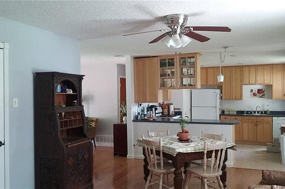 4th image of 2747 Larchmont Dr
