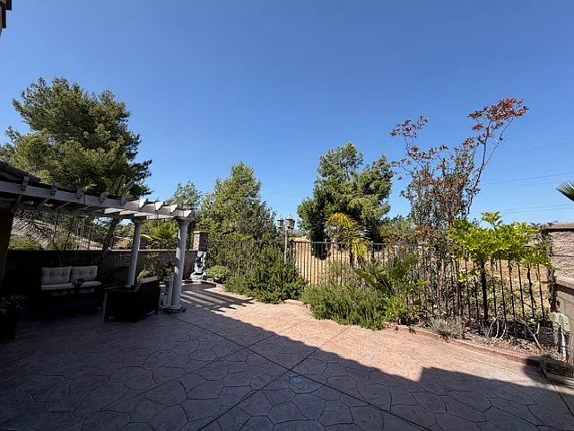 2297 Treetop Ln — Photo 27