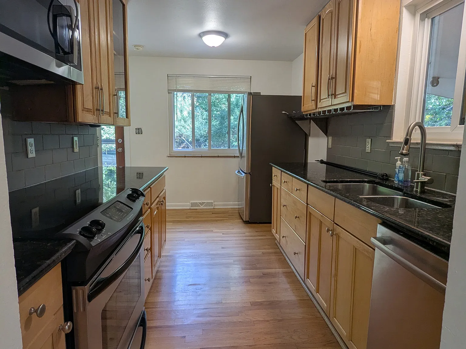 3 bed, 1050 sqft, $3,200 — Photo 3