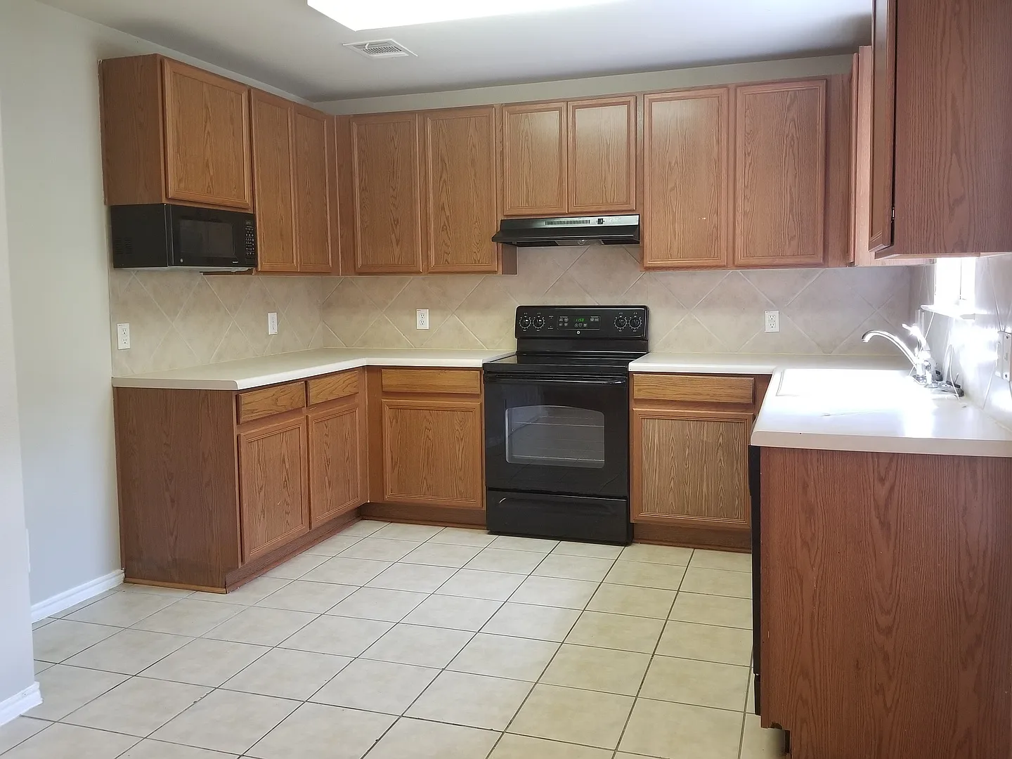 Welcome home to 5123 Fountain Hill! — Photo 3