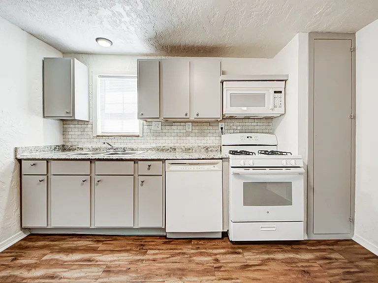204 S Stewart Ave — Photo 9