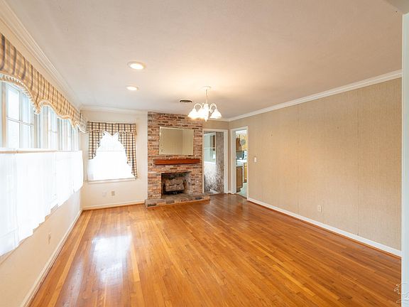4th image of 2570 Bayou Blvd