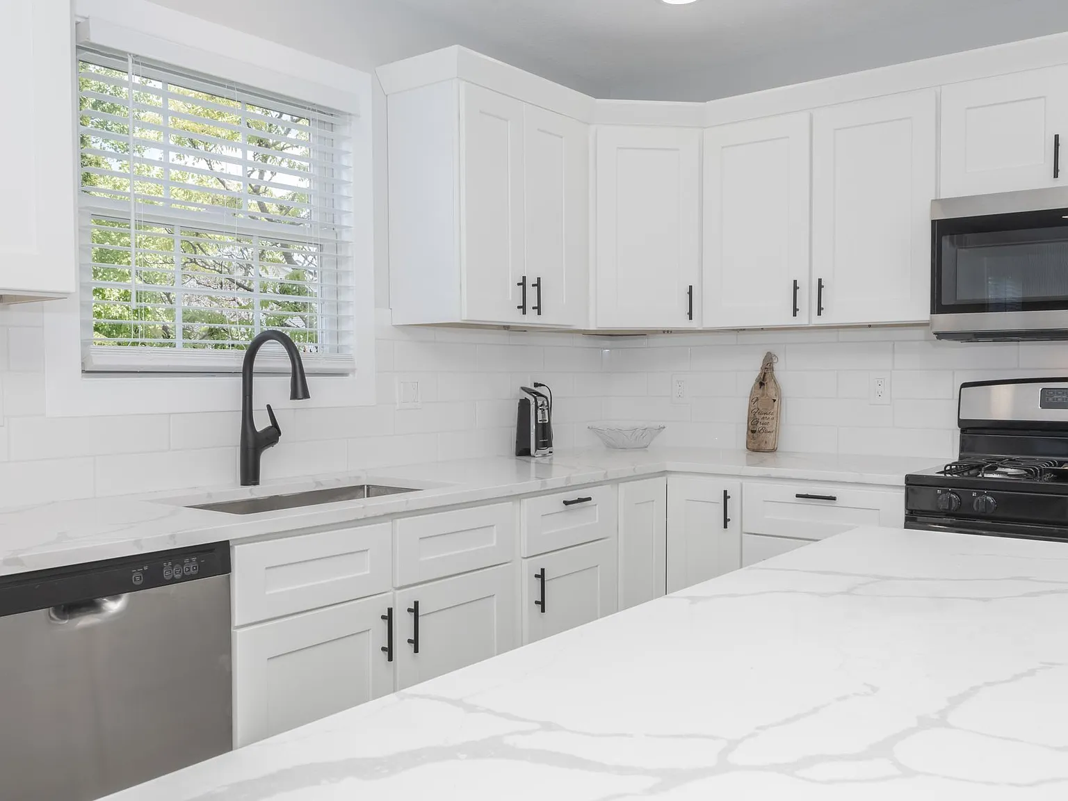 4 bed, 2.5 bath, 3024 sqft, $3,950 — Photo 2