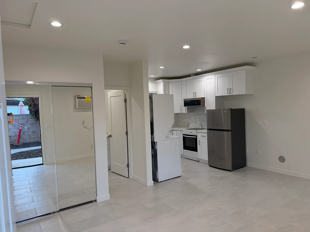 Building Photo - 1320 S Del Mar Ave #I