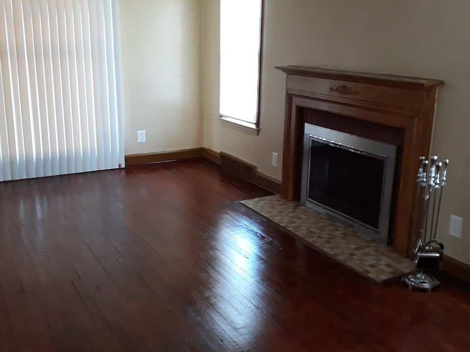 Livingroom, new blinds, newly refinished floors