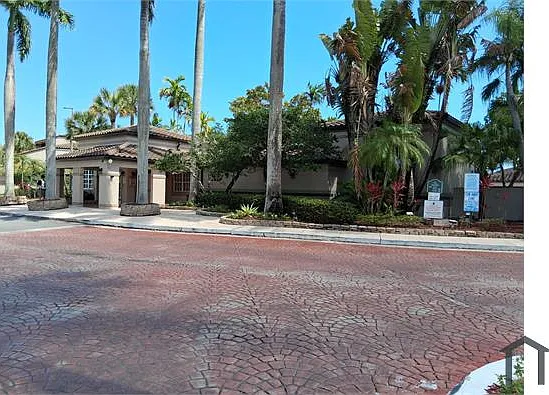 9829 Nob Hill Ln — Photo 3