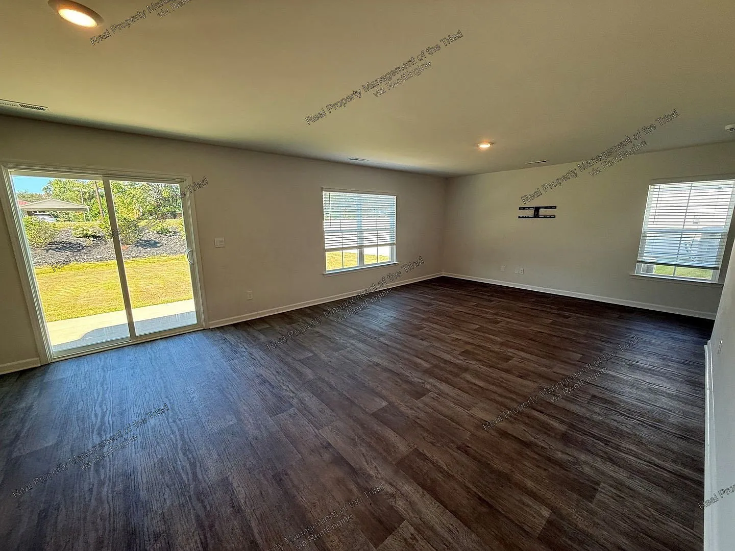3 bed, 2.5 bath, 2340 sqft, $1,995 — Photo 2