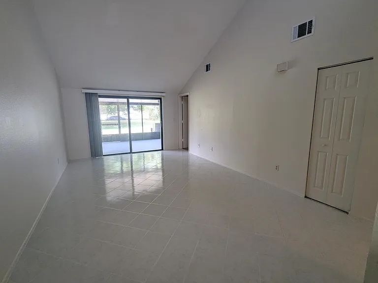 1455 SE Colchester Cir — Photo 4