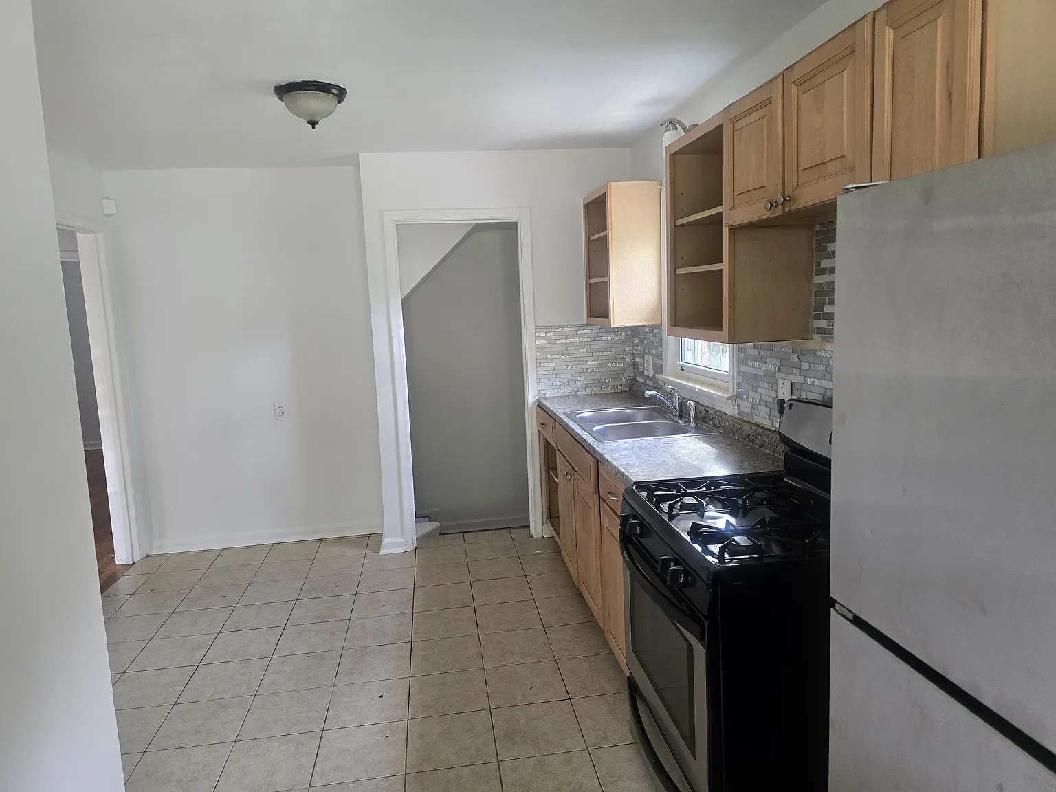 3 bed, 1100 sqft, $1,200 — Photo 4
