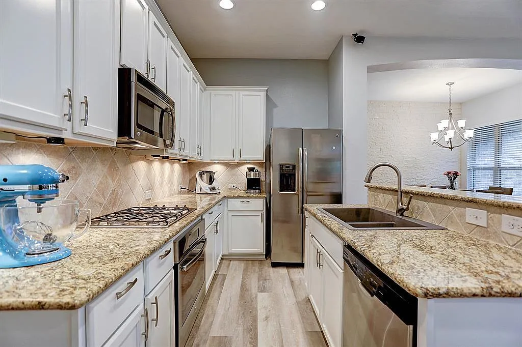 3 bed, 2.0 bath, 1737 sqft, $2,100 — Photo 2