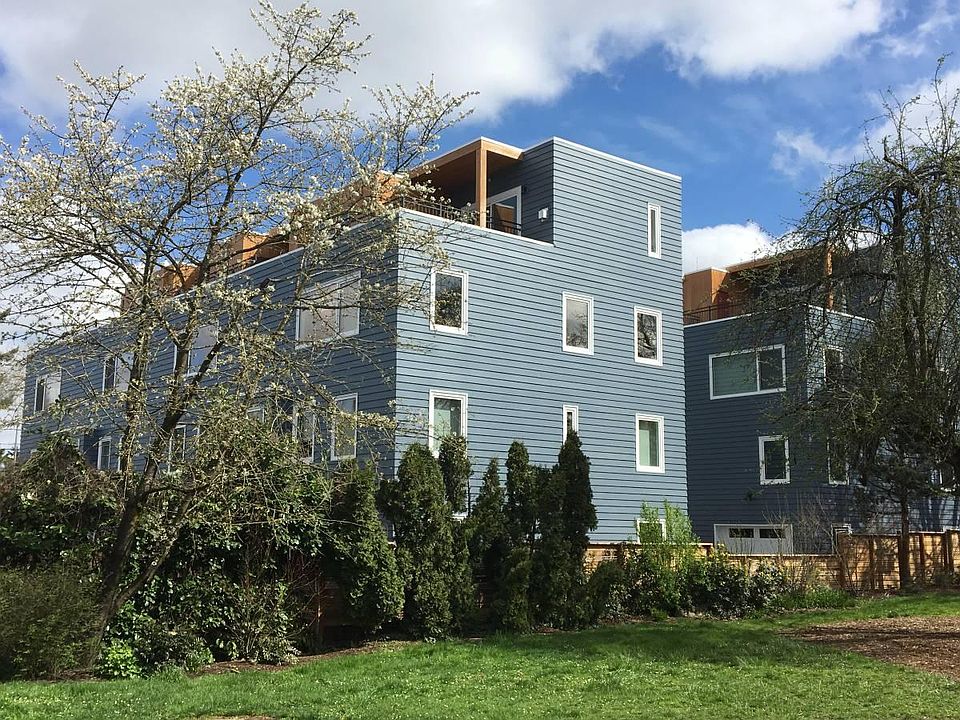 Eight new, well lit, 2100 sq ft town homes near park, Max Light Rail and Mississippi District (garage optional)