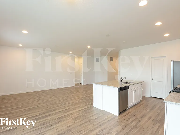 496 Kansas Ave — Photo 4