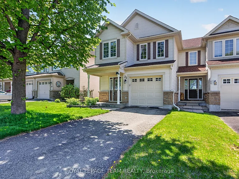 32 Riverstone Dr N — Photo 2