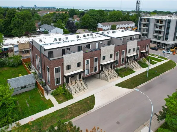 2 Slessor Blvd #10, Grimsby, ON L3M 3T2