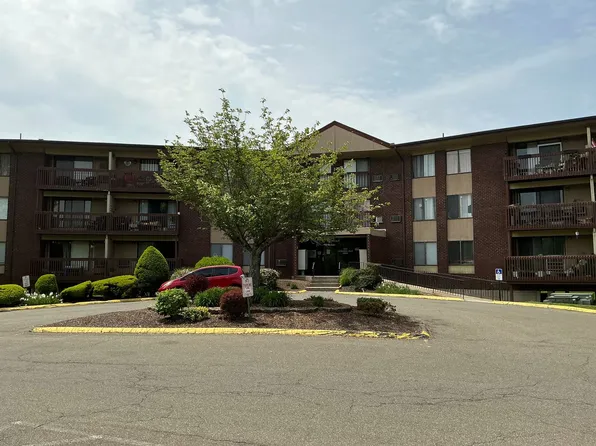 1118 Cromwell Hills Dr, Cromwell, CT 06416