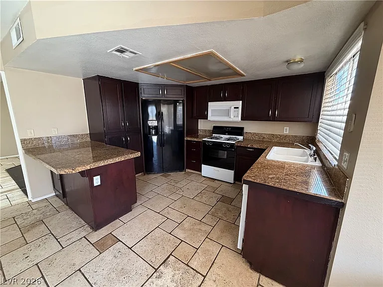 852 Celebration Dr — Photo 19