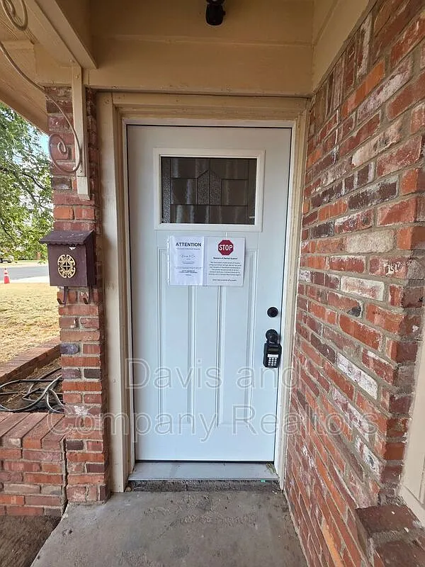 3 bed, 2.0 bath, 1409 sqft, $2,300 — Photo 2