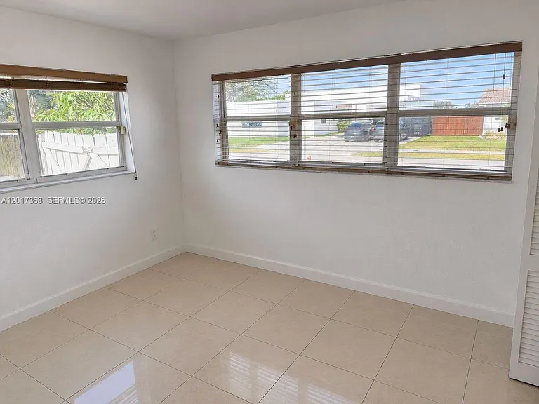 21011 NE 25th Ct — Photo 6