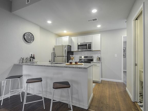 3rd image of 527 Gladstone Blvd #10847513