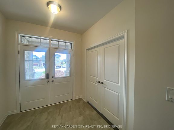 3rd image of 74 Oriole Cres