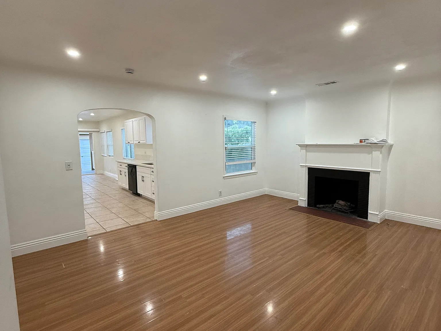 3 bed, 1392 sqft, $3,850 — Photo 2