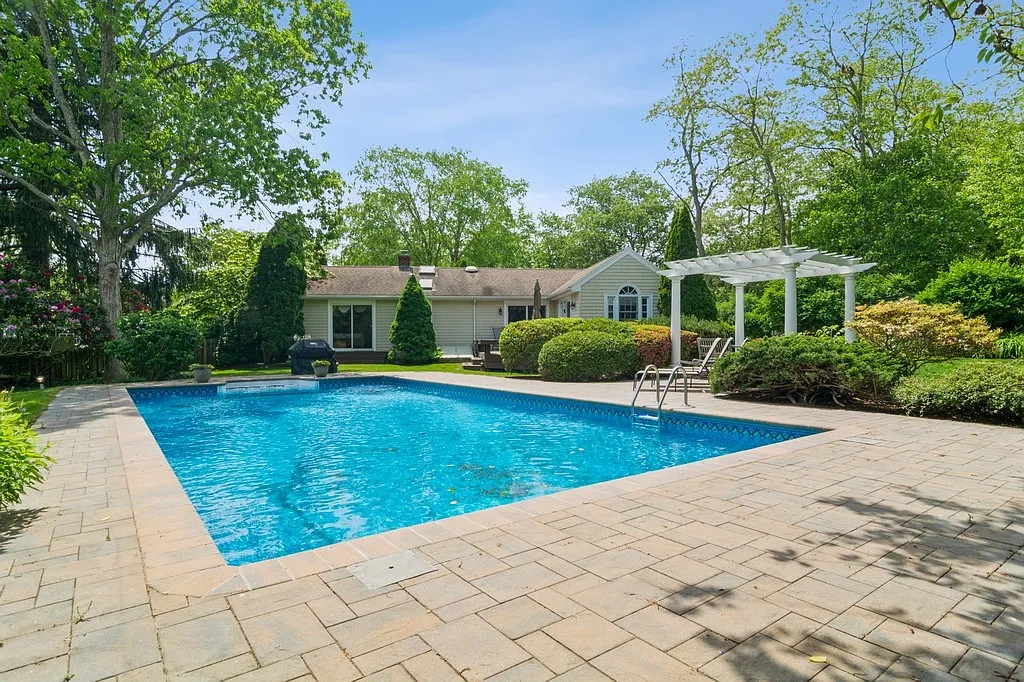 Charming Southampton property close to the village with pool — Photo 4