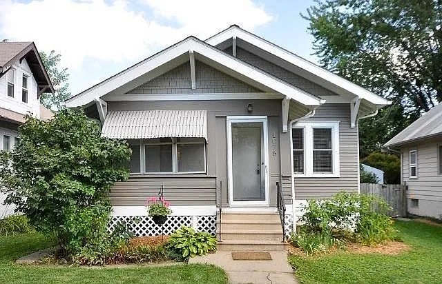 1076 23rd Ave SE — Photo 2