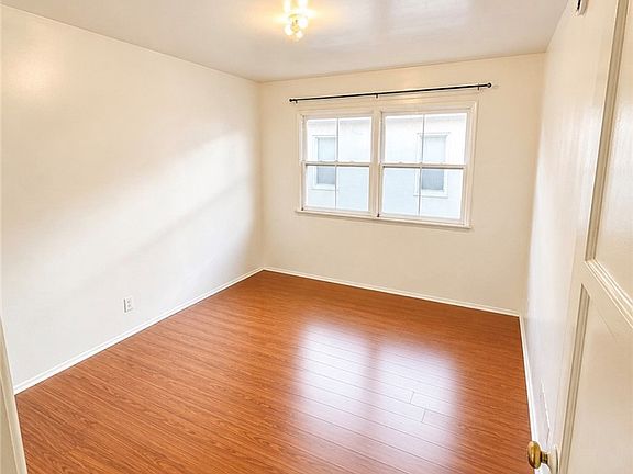 3rd image of 12823 Burbank Blvd
