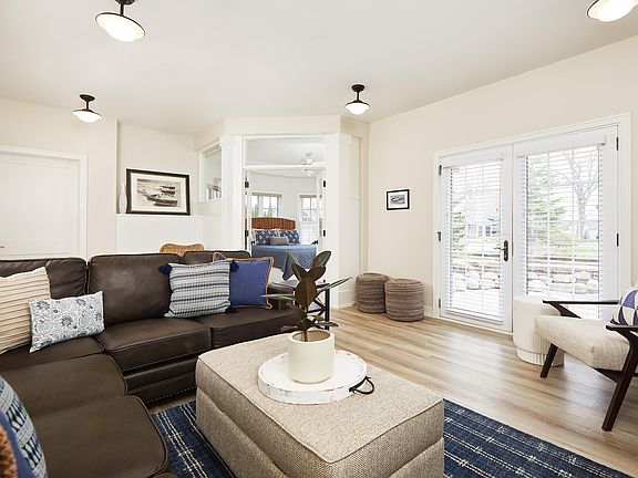 4th image of 2047 Lake St