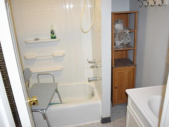 5th image of 222 4th Ave NW