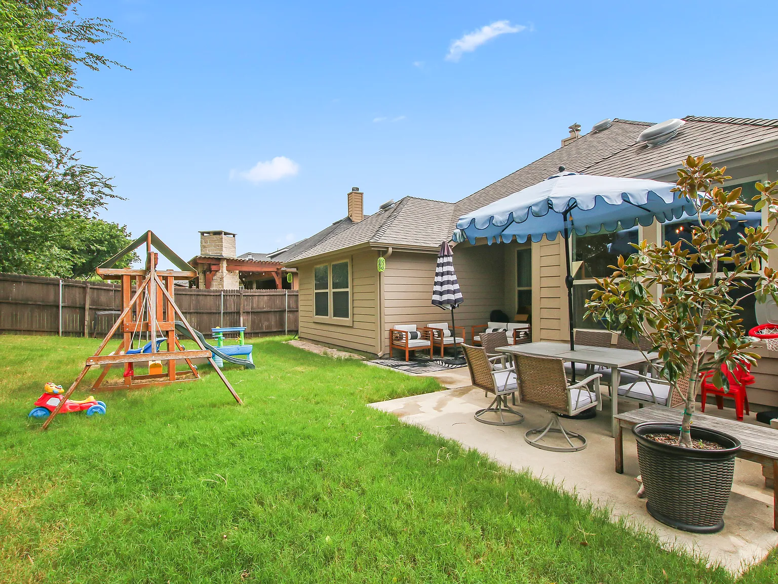 4 bed, 2.5 bath, 2108 sqft, $2,700 — Photo 4